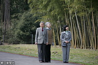 ３月、栃木県高根沢町にある御料牧場に滞在、竹林沿いの道を散策される天皇、皇后両陛下と紀宮さま