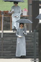 黒田慶樹さんとの結婚式を１１月１５日に行うことが決まったことを、昭和天皇へ報告するために武蔵陵野陵に参拝された紀宮さま