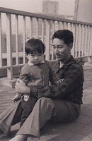 １９６６年、自宅の近くで父親の故慶次郎さんとともにカメラにおさまる慶樹さん。黒田さん提供