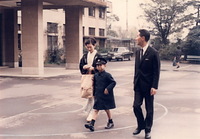 １９７２年、学習院初等科の入学式に向かう慶樹さん。秋篠宮さまとは親友で、幼い頃から東宮御所を訪問し、両陛下や紀宮さまとも当時から面識があった。黒田さん提供