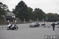 １５日、結婚式が行われる帝国ホテルに向け、皇居を出発する黒田清子さんを乗せた車列。お車は日産プリンスロイヤル