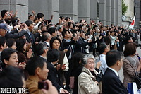 皇居から帝国ホテルに向かう沿道になる、日比谷通りに面した第一生命ビル前に並び、結婚式に向かう清子さんの車列を拍手と歓声で見送る人たち。一斉にカメラや携帯電話で写真を撮る人たちも