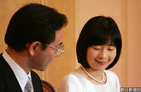 結婚式のあとに記者会見が開かれ、これからの抱負について語る黒田慶樹さんの傍らで、静かにうなずく清子さん