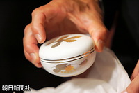 黒田慶樹さんと清子さん夫妻の披露宴に、引き出物として出された磁器製のボンボニエール（お菓子入れ）。清子さんのお印「未草（ひつじぐさ）」と黒田家の家紋「柏」がデザインされている