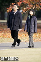 結婚式から一週間が過ぎ、秋深まる新宿御苑を散策する黒田慶樹さんと清子さん夫妻