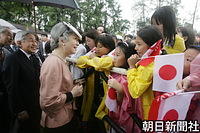 シンガポール西部のジュロン日本庭園（星和園）を訪問し、歓迎に集まった子どもたちに歩み寄り笑顔で言葉を交わされる皇后さまと天皇陛下