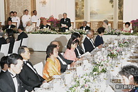 シンガポールの大統領夫妻主催の晩餐会でお言葉を述べる天皇陛下。左は内閣顧問のリー・クアンユー元首相とクワ・ギョクチュー夫人、右にナザン大統領と皇后さま
