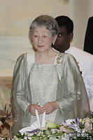 シンガポールの大統領夫妻主催の晩餐会で着席される皇后さま