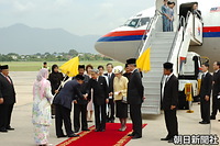 １９９１年の東南アジアご訪問では、山火事の煙で飛行機が飛べなくなり日程が中止となったマレーシア・ペラ州のイポー空港に到着された天皇、皇后両陛下。１５年後にようやく訪問がかなった