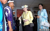 ペラ州の州都クアラカンサーにあるマレーカレッジ（全寮制学校）で、ソーラン節の踊りを披露した学生たちと笑顔で話をされる皇后さま。奥は天皇陛下