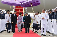 マレーシアから政府専用機でタイのバンコクに到着、ワチラロンコン皇太子（現・国王）と話をされながら迎えの車に向かわれる天皇陛下。後ろはシーラット妃（当時）と皇后さま