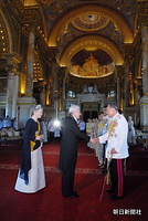 バンコクのアナンタ・サマーコム宮殿で行われたプミポン国王の即位６０年を記念する祝典に出席、出迎えた国王と握手される天皇陛下と皇后さま。天皇陛下はこのときのことを御製で「六十年を国人のために尽くされし君