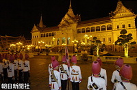 プミポン国王主催の晩餐会場となるバンコクのチャクリ宮殿。建物正面左側のテントが車寄せで、招待された各国の国王たちの車が到着する。手前に立つのは儀仗隊