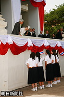 日本大使が開くレセプションに出席するため、タイで最も歴史のあるバンコクのチュラロンコン大学に到着、女学生に笑顔で話をされる天皇、皇后両陛下