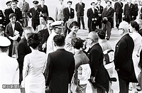 １９６３年５月、来日し羽田空港に出迎えた政府要人とあいさつするタイのプミポン国王とシリキット王妃。国王夫妻の左は香淳皇后、上は皇太子時代の天皇陛下、義宮（常陸宮）さま、三笠宮さま、高松宮さま