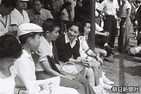 １９５８年８月　軽井沢のテニスコートの観覧席で語らう皇太子さまと正田美智子さん