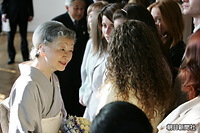 リガにあるラトビア大学で日本語を学ぶ学生らと懇談される皇后さま、後ろは天皇陛下