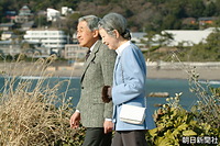２００７年２月、冬の穏やかな日差しを浴びながら、神奈川県の葉山御用邸近くの海岸・小磯の鼻を散策される天皇、皇后両陛下。皇后さまが手につけているのはハンドウォーマー