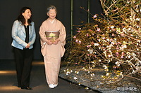 皇后さまは東京・日本橋の高島屋で開かれた草月流の創流８０周年記念「勅使河原茜展　私の花」を鑑賞された。案内は草月流家元・勅使河原茜さん。皇后さまは２日前に、腸壁からの出血で静養することが宮内庁から発表