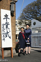 秋篠宮家の次女・佳子さまが学習院初等科をご卒業。東京都新宿区の校門で記念撮影される佳子さま
