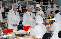 もの作りを現場を視察するため、神奈川県鎌倉市の資生堂鎌倉工場を訪れ、白衣を着て化粧水、乳液の生産ラインを見学される皇太子さま。現在、同工場は閉鎖されて存在しない