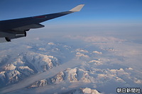 ２００９年７月３日、政府専用機から見た、朝日に輝く広大なカナダ山岳地帯。ユーコン準州のクルアニ（クルーエイン）国立公園保護区の雪と氷に覆われた標高５０００メートル級の山々が連なる広大な山岳地帯だ。世界