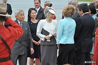 カナダの首都・オタワのマクドナルド・カルティエ国際空港で、ジョナサン・フリード駐日大使夫妻の出迎えを受ける天皇、皇后両陛下。左の赤い制服は連邦警察官のロイヤル・カナダ・マウンテンポリス