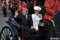 カナダ総督邸（リドー・ホール）で行われる歓迎式典で、前庭広場に馬車で入場し、手を振られる天皇陛下と皇后さま