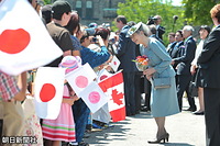 トロントのクイーンズ・パークにあるオンタリオ州議会議事堂の訪問を終え、議事堂前に集まった市民や日本人に歩み寄り、親しげな笑顔で会釈される皇后さま