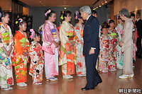 トロントの日系文化会館で、色鮮やかな振り袖姿で並んだ、日本舞踊を習う女の子や講師たちの出迎えを受ける天皇陛下と、それぞれの装いを見つめながらあいさつをされる皇后さま