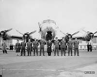 １９５３年、ビクトリアの空港で、搭乗したカナダ空軍機の前で搭乗員と記念撮影される皇太子さま