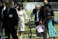 天皇、皇后両陛下を迎えるためカピオラニ公園に集まった日系人たち。四輪歩行車を押す高齢の人の姿もあった