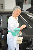ハワイ州知事との昼食会場の州知事公邸に到着、近くの路上から歓迎する人たちに、笑顔で応えられる皇后さま