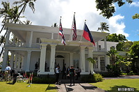 天皇、皇后両陛下とハワイ州知事の昼食会が行われた知事公邸。米国人船長のジョン・ドミニスによって１８４７年に建てられ、その後初代大統領にちなんでワシントン・プレイスと命名された。ハワイ王朝最後のリリウオ