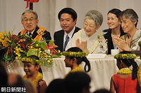 両陛下のご結婚や１９６０年のハワイ訪問を記念して、ハワイの日系人コミュニティが創設した、日本とハワイ双方の留学生に奨学金を支給している皇太子明仁親王奨学金財団５０周年記念晩餐会。少女グループのケイキ・
