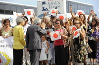 全日程を終えハワイ島のコナ国際空港から帰国する際、日の丸の小旗を手に笑顔で見送る日系人に歩み寄られる天皇、皇后両陛下