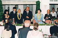 ハワイ州知事公邸で開かれた当時のジョン・ワイヘイ知事夫妻主催の晩餐会に出席された天皇、皇后両陛下。右は首席随員の宮沢喜一元首相