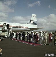 １９６０年９月、ご結婚後初めての海外訪問で、東京・羽田空港から空路ホノルルに到着した日航の特別機から降り立ち、歓迎を受けられる皇太子時代の天皇、皇后両陛下。日米修好１００周年記念としての訪米。９月２２