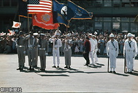 ホノルルの歓迎式典で、ハリー・フェルト米太平洋軍司令官と、儀仗隊を巡閲される皇太子さま