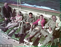 太平洋上のプレジデント・ウィルソン号のデッキでくつろぐ皇太子さま。当時としては珍しいカラー写真