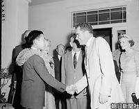 １０月、英国のエリザベス女王戴冠式出席を終えた帰路にもホノルルを訪れ、ハワイ準州知事公邸で開かれた茶会で、リチャード・クソン米副大統領と握手される皇太子さま。後ろはサミュエル・ワイルダー・キング・ハワ