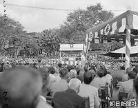 １万人以上も集まったといわれる日系人、在留邦人による皇太子さまの日本総領事公邸前の歓迎会場。相撲や日本舞踊などさまざまな余興が披露され大盛況だった。中央テントが皇太子さまのお席