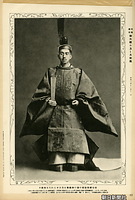 即位礼紫宸殿の儀のときの装束、黄櫨染御袍（こうろぜんのごほう）を着用された昭和天皇