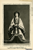 即位礼紫宸殿の儀のときの装束、十二単（五衣、唐衣、裳）姿の香淳皇后