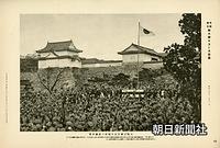 即位礼で、田中義一首相が万歳発声をした午後３時、大阪城では大阪市連合青年団員約１万人が万歳を奉唱した