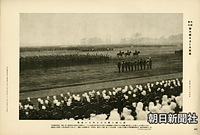 御大礼大観兵式で昭和天皇の閲兵終了後に始まった参加各部隊の分列行進。出場したのは諸兵士ら約３５０００人、軍馬約５０００頭、飛行機１５３機など。儀式に招待されたのは約７００００人、一般拝観者は１４０００