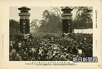 御大礼東京市奉祝会のあと、上野公園の奉祝門を通って宮城・二重橋前広場まで繰り広げられた音楽大行進。陸軍戸山学校音楽隊、近衛第一師団や海軍軍楽隊など１５００人余が参加した