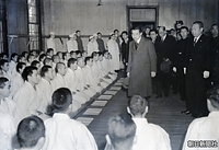 １９４６年３月２５日、群馬県行幸で国立高崎病院を訪れ、復員してきた元兵士の患者たちを慰問される昭和天皇