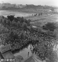 名古屋市役所前で、昭和天皇を歓迎する多数の市民が集まった。近くの大津橋から２００～３００メートルほどを歩いて市役所に向かう際、奉迎者に取り囲まれ３０分以上かかった