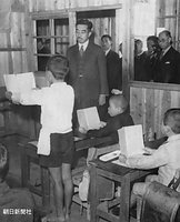 ２５日、岐阜市の京町国民学校での授業参観の様子。立って教科書を読む男の子は裸足で、当時の耐乏生活ぶりが伝わってくる